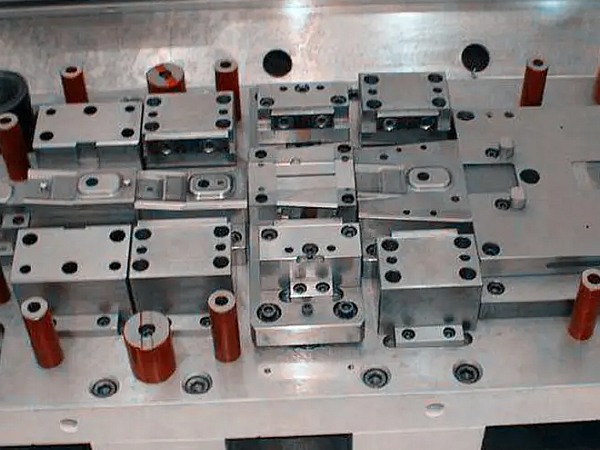 What are the classifications of stamping molds?